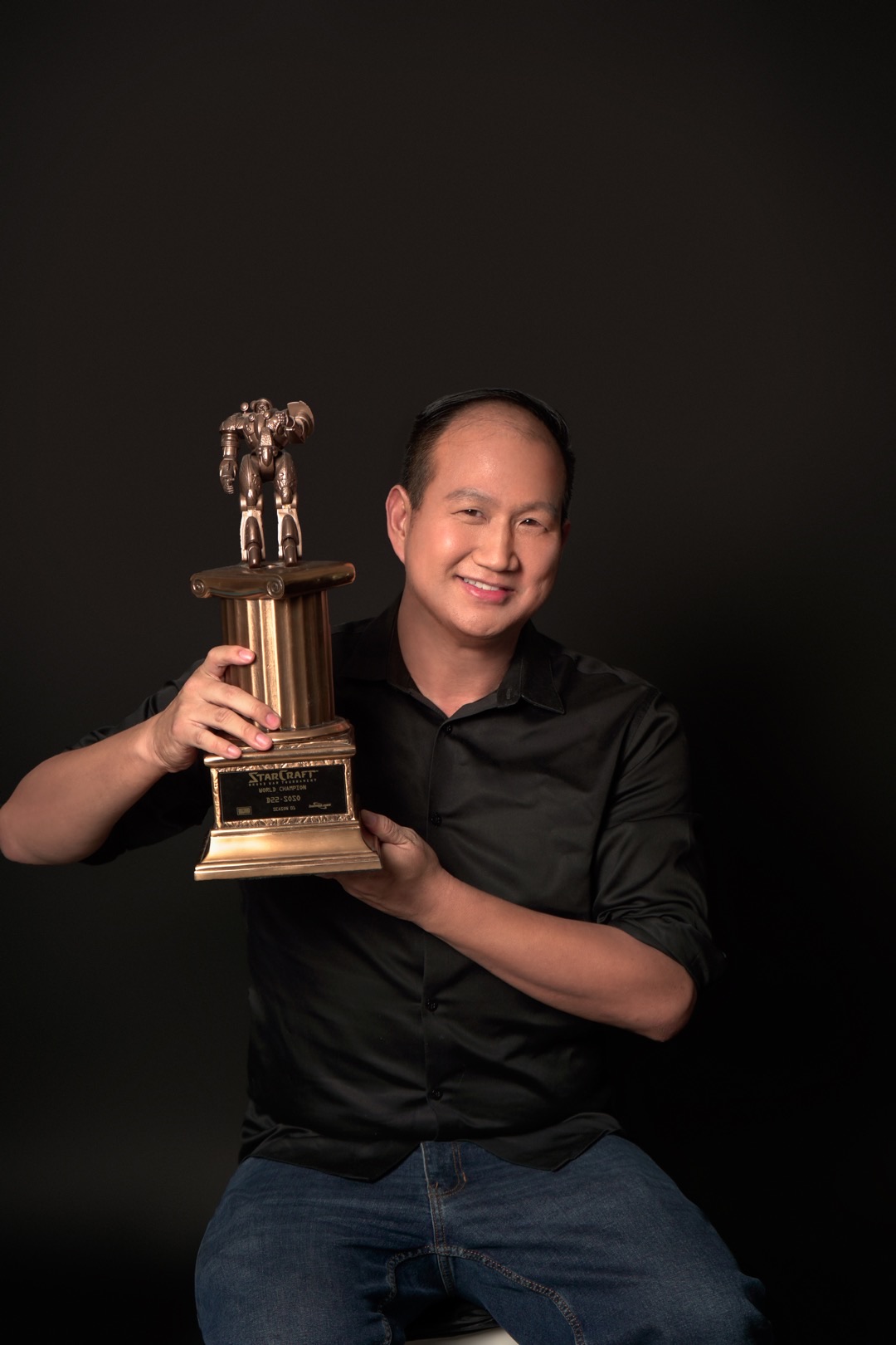 Wayne D22-soso Chiang with StarCraft Brood War world championship trophy