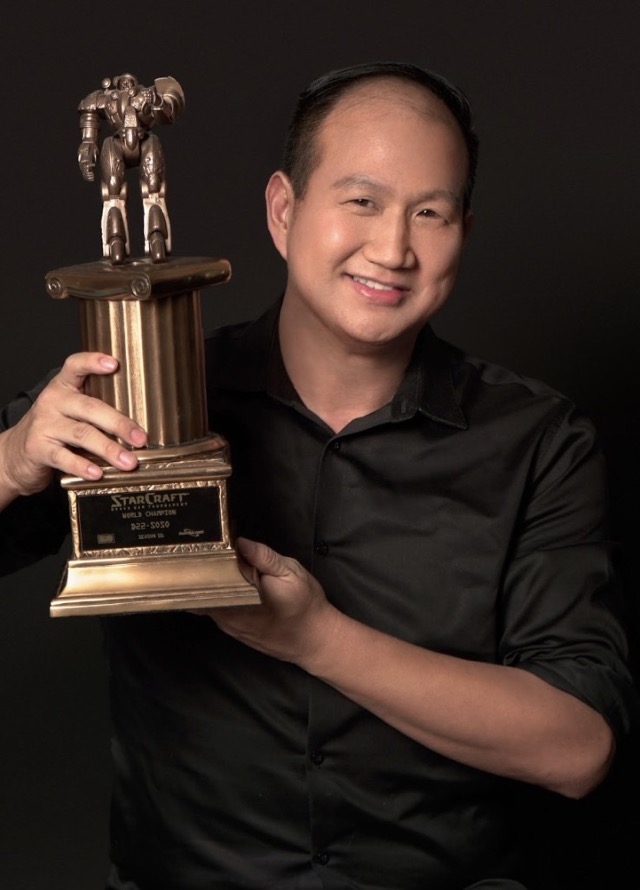 Wayne D22-soso Chiang with StarCraft Brood War world championship trophy